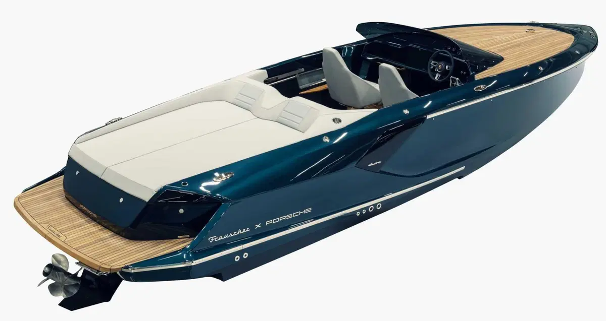 Porsche Macan Turbo molla gli ormeggi: la Frauscher 790 Spectre porta in acqua i 400 kW dell'elettrica (12)