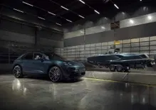 Porsche Macan Turbo molla gli ormeggi: la Frauscher 790 Spectre porta in acqua i 400 kW dell'elettrica