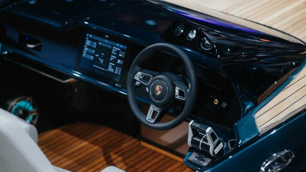 Porsche Macan Turbo molla gli ormeggi: la Frauscher 790 Spectre porta in acqua i 400 kW dell'elettrica (2)