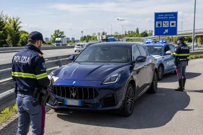 In fuga sulla A4 con una Maserati Grecale: cinque pattuglie per fermare un medico