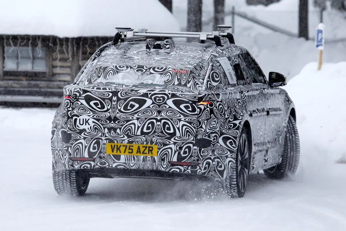 Range Rover Velar, l'erede elettrica spiazza i puristi: ecco perché non sembrerà più un SUV (14)