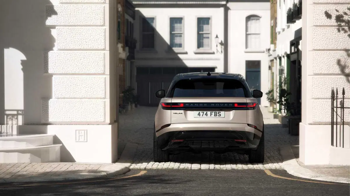 Range Rover Velar, l'erede elettrica spiazza i puristi: ecco perché non sembrerà più un SUV (18)