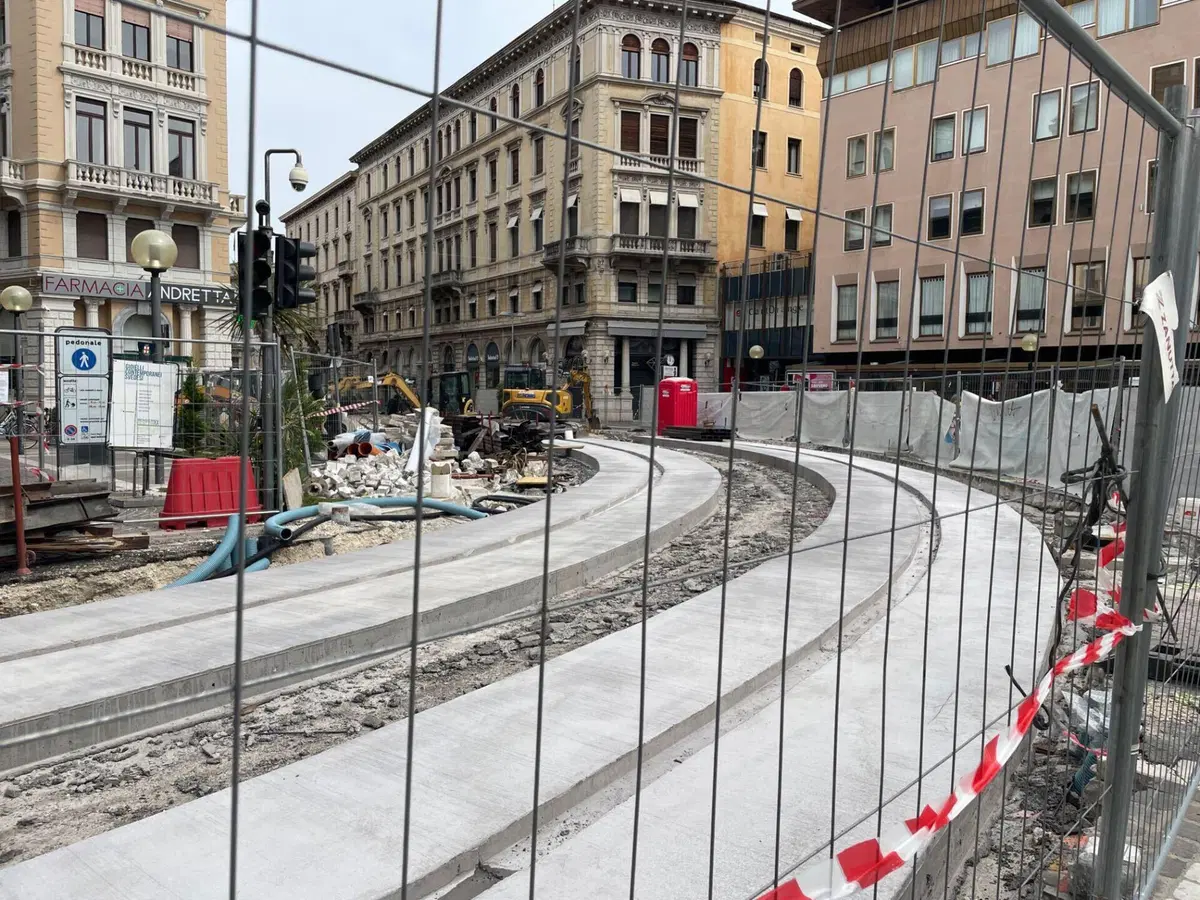 Padova, il disastro del tram: viabilità in coma e 350 milioni sventrati sull'asfalto. A rimetterci sono solo gli automobilisti patavini (2)