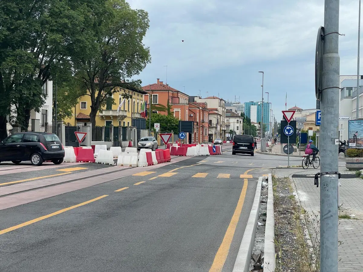 Padova, il disastro del tram: viabilità in coma e 350 milioni sventrati sull'asfalto. A rimetterci sono solo gli automobilisti patavini (10)