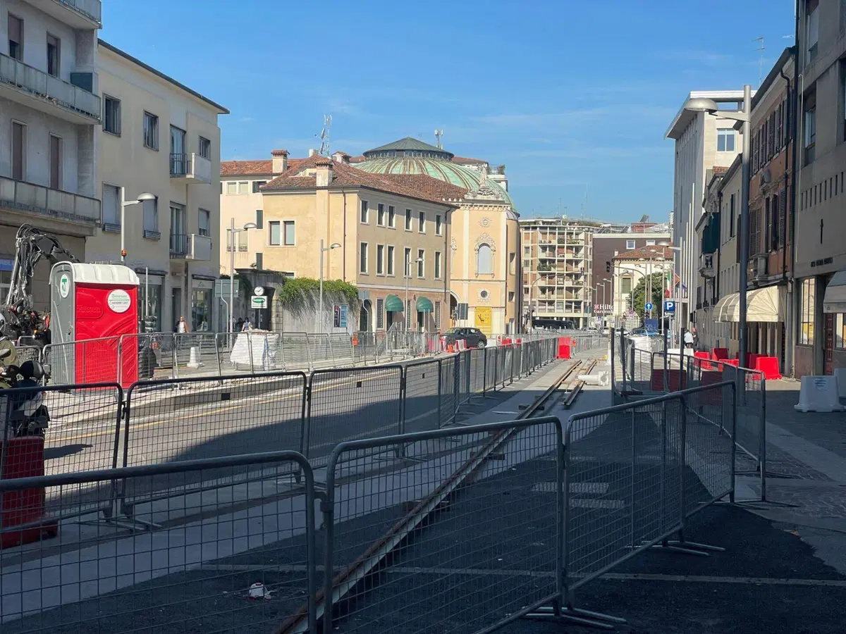 Padova, il disastro del tram: viabilità in coma e 350 milioni sventrati sull'asfalto. A rimetterci sono solo gli automobilisti patavini (12)