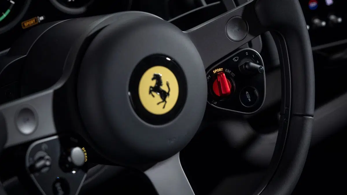 Ferrari Luce: la prima elettrica di Maranello è qui, e fa già discutere [VIDEO]