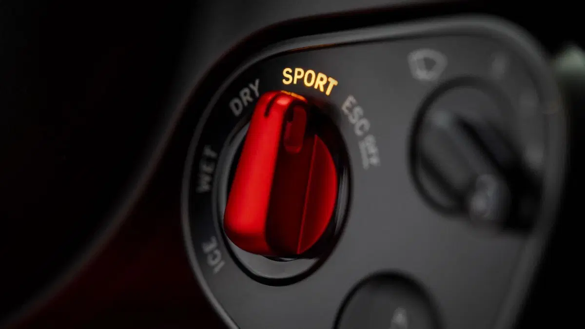Ferrari Luce: la prima elettrica di Maranello è qui, e fa già discutere [VIDEO] (10)