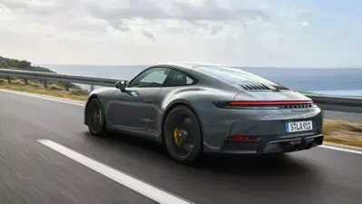 Porsche 911 elettrica rimandata: Porsche conferma benzina e ibrido almeno fino al 2030