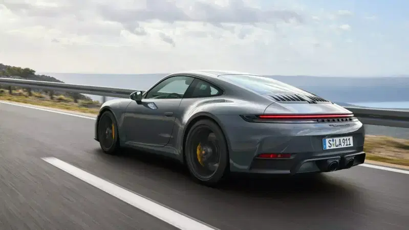 Porsche 911 elettrica rimandata: Porsche conferma benzina e ibrido almeno fino al 2030