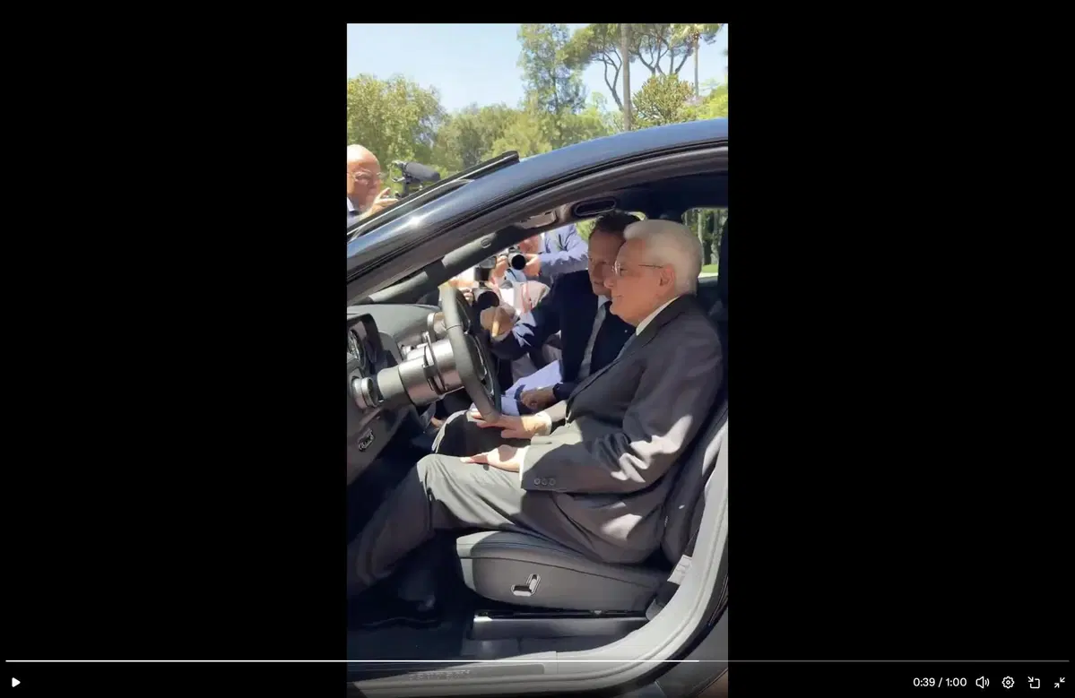 Ferrari Luce, debutto istituzionale al Quirinale: Mattarella a bordo della prima elettrica di Maranello