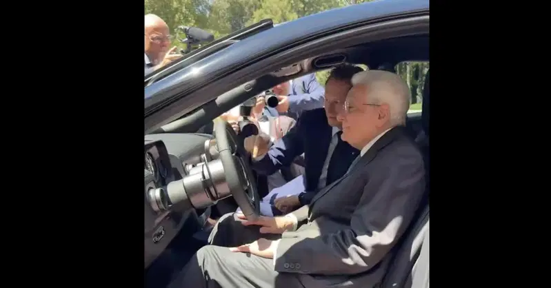 Ferrari Luce, debutto istituzionale al Quirinale: Mattarella a bordo della prima elettrica di Maranello