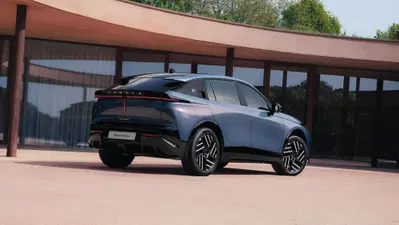 Lancia Gamma svela le sue forme: la nuova crossover fastback da 375 CV che parla (anche) elettrico
