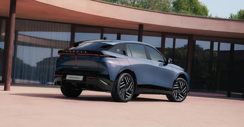Lancia Gamma svela le sue forme: la nuova crossover fastback da 375 CV che parla (anche) elettrico