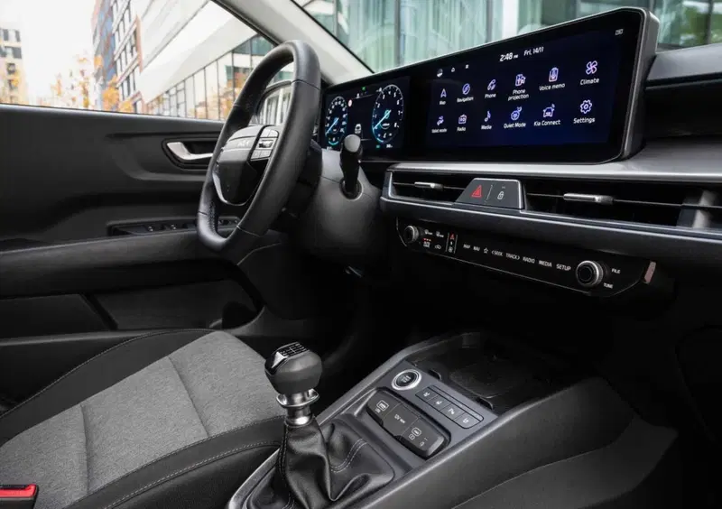 Kia Stonic (2017-->>) (8)