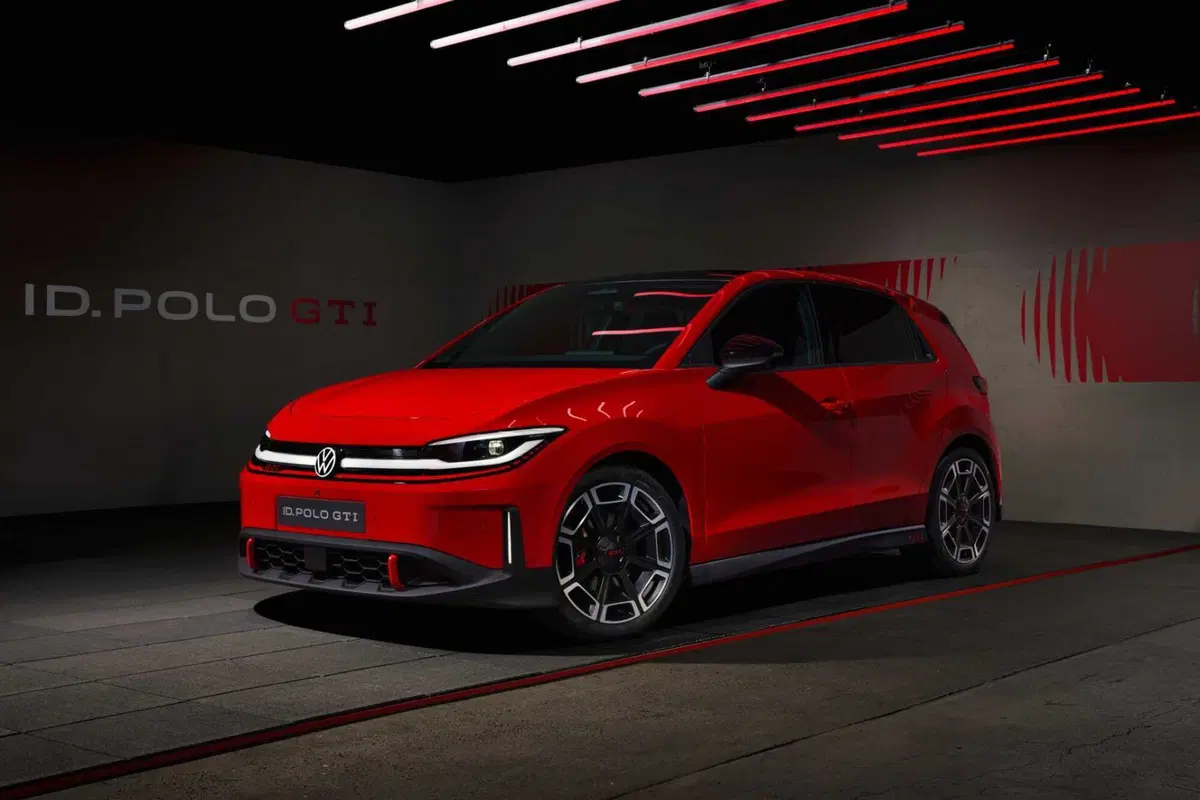 Volkswagen Polo GTI, fine di un'era: la sportiva a benzina lascia il volante all'erede elettrica