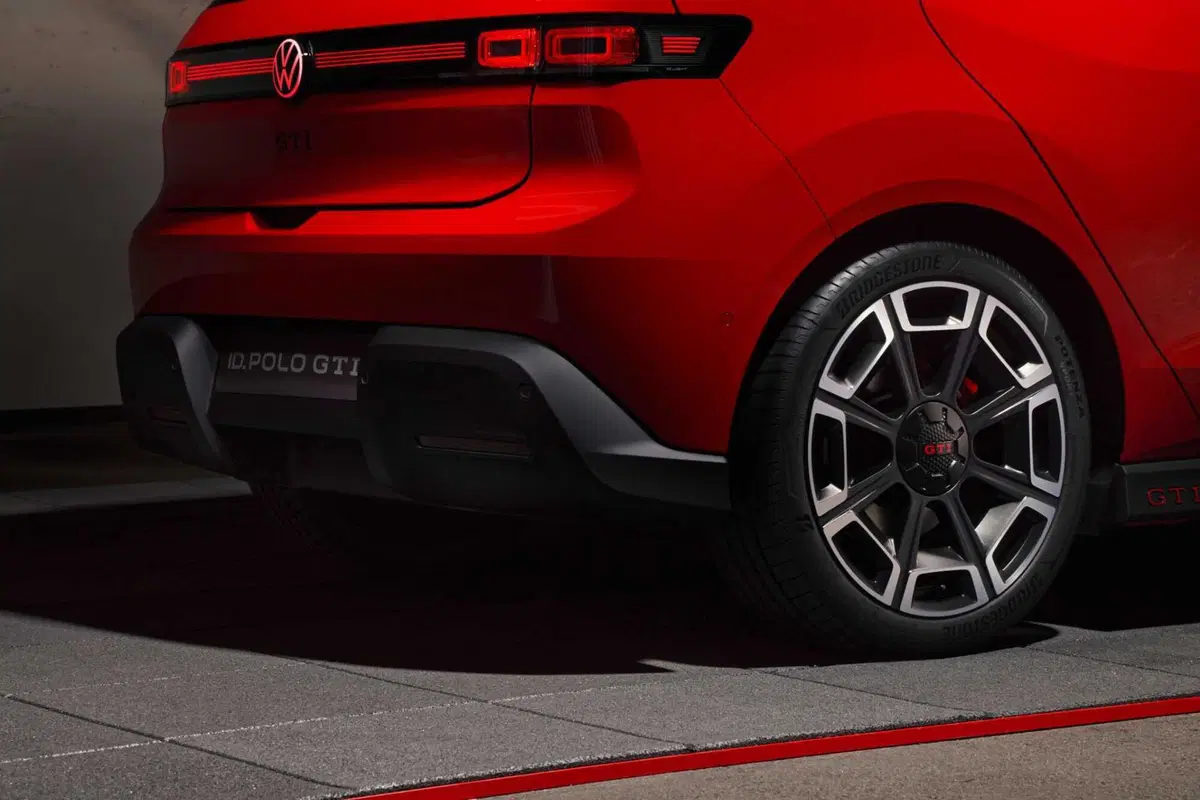 Volkswagen Polo GTI, fine di un'era: la sportiva a benzina lascia il volante all'erede elettrica (6)