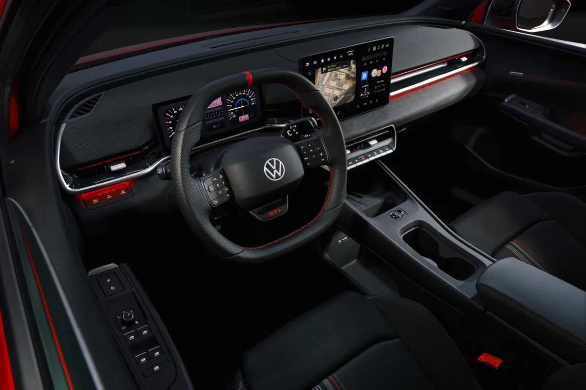 Volkswagen Polo GTI, fine di un'era: la sportiva a benzina lascia il volante all'erede elettrica (8)