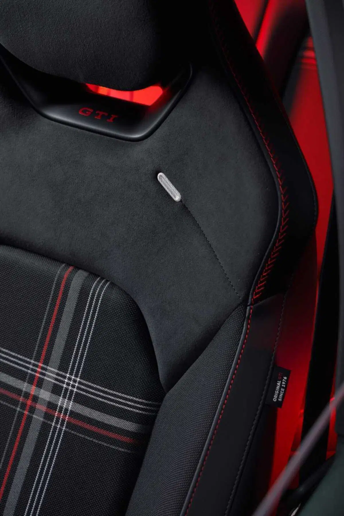 Volkswagen Polo GTI, fine di un'era: la sportiva a benzina lascia il volante all'erede elettrica (10)