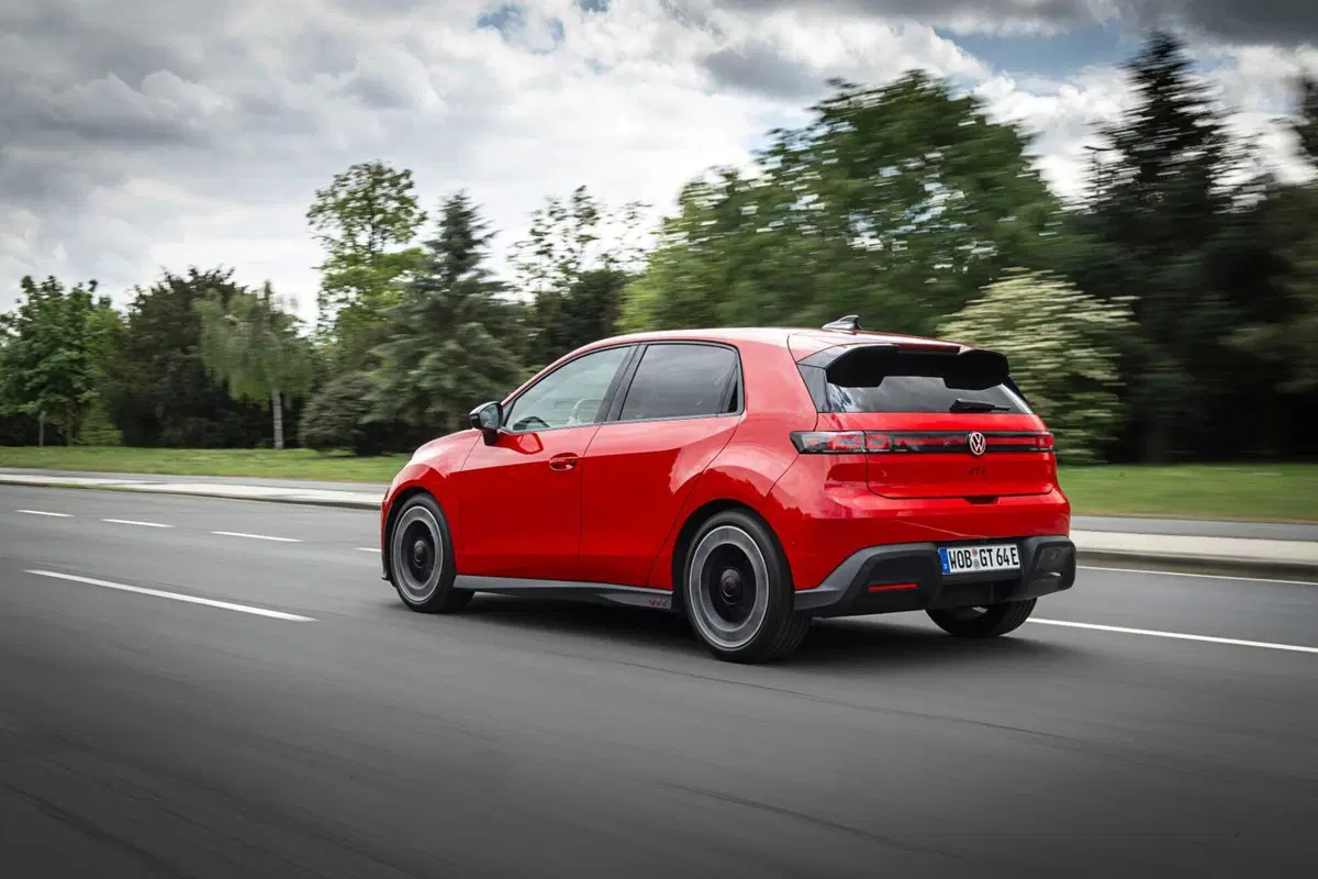 Volkswagen Polo GTI, fine di un'era: la sportiva a benzina lascia il volante all'erede elettrica (12)