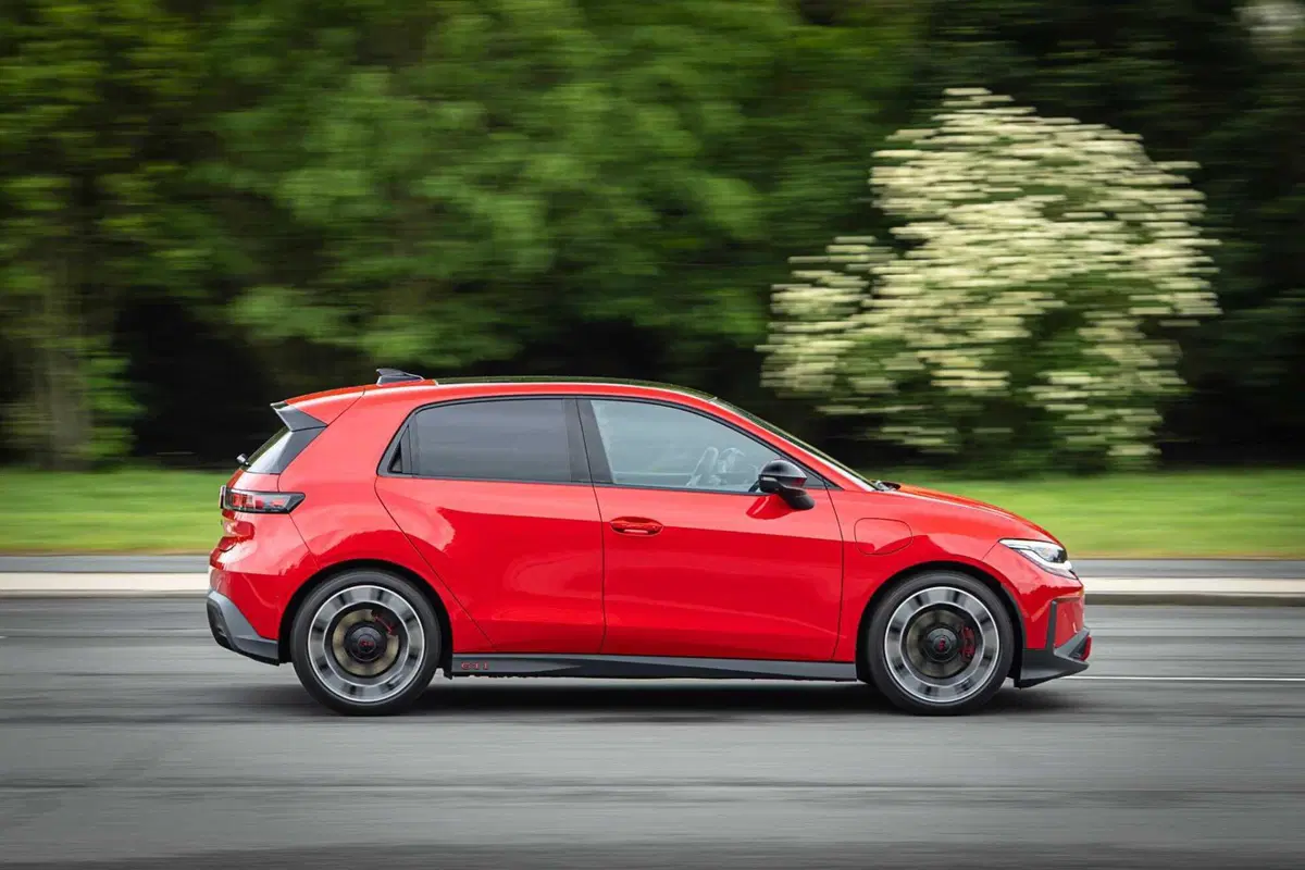 Volkswagen Polo GTI, fine di un'era: la sportiva a benzina lascia il volante all'erede elettrica (13)