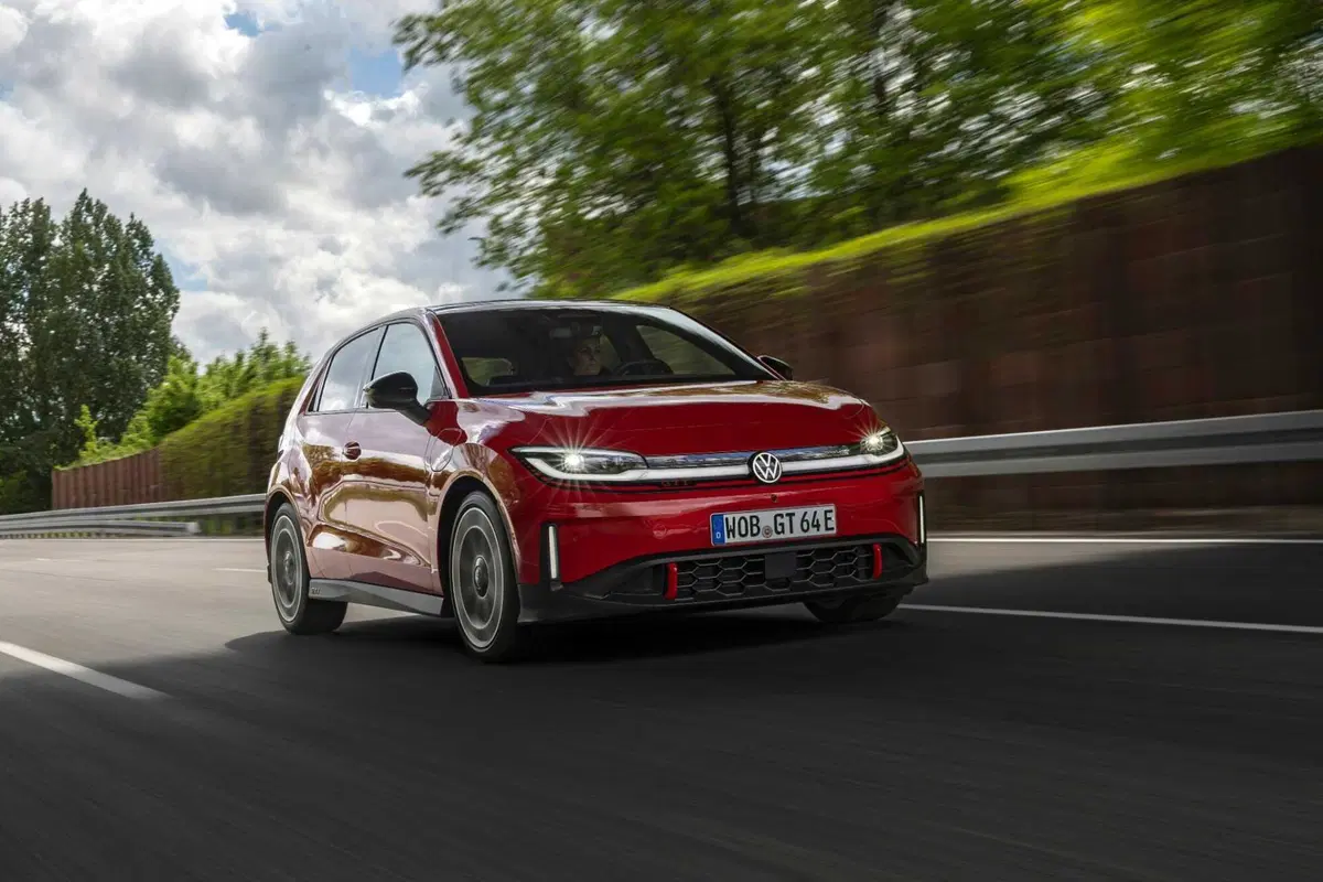 Volkswagen Polo GTI, fine di un'era: la sportiva a benzina lascia il volante all'erede elettrica (14)