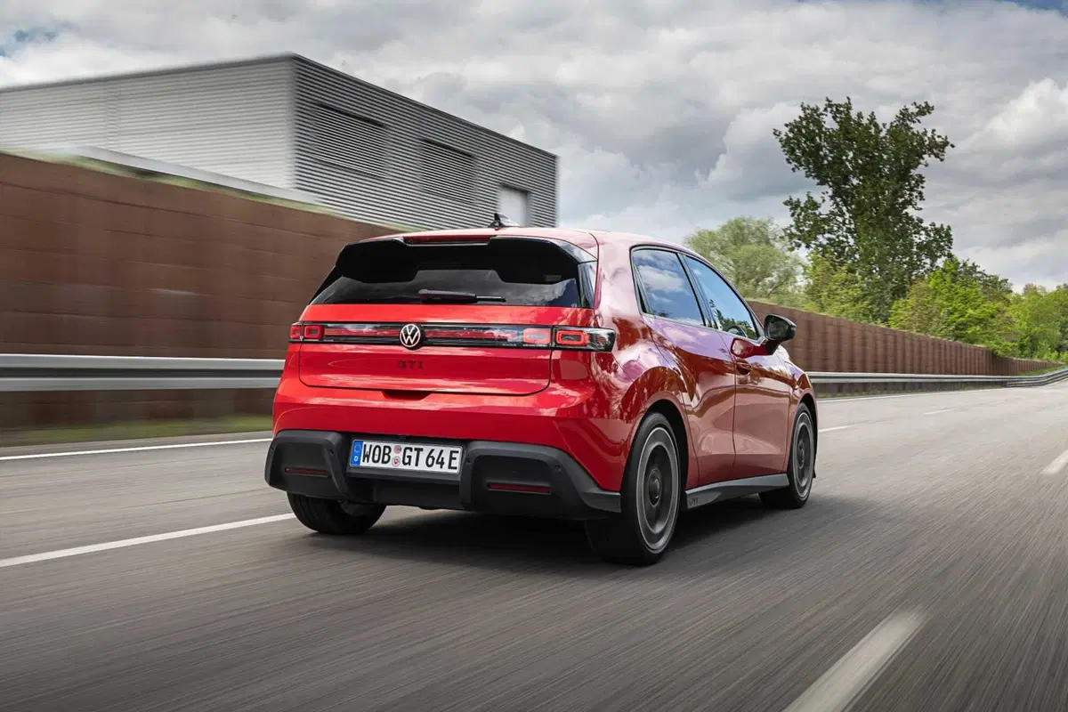 Volkswagen Polo GTI, fine di un'era: la sportiva a benzina lascia il volante all'erede elettrica (15)