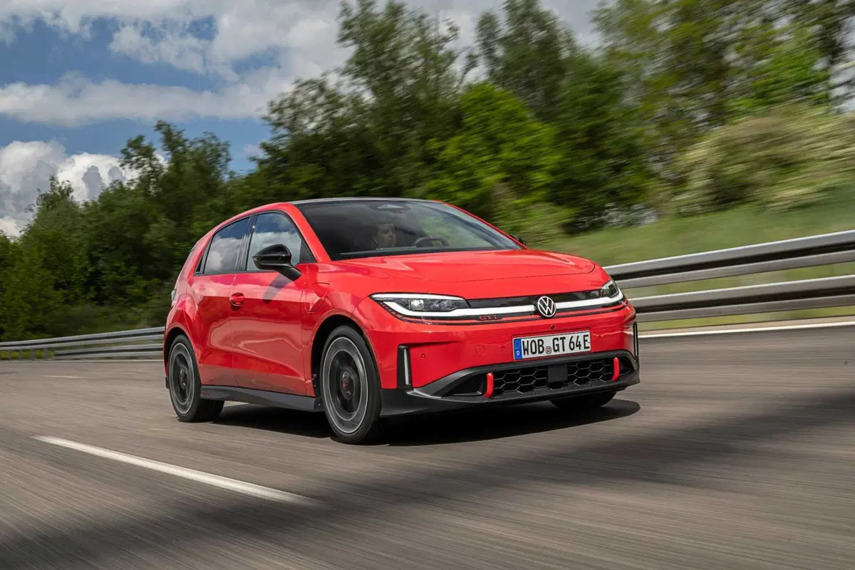 Volkswagen Polo GTI, fine di un'era: la sportiva a benzina lascia il volante all'erede elettrica (17)