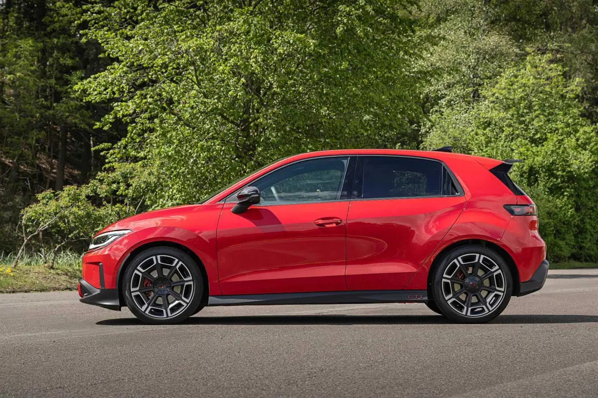 Volkswagen Polo GTI, fine di un'era: la sportiva a benzina lascia il volante all'erede elettrica (18)