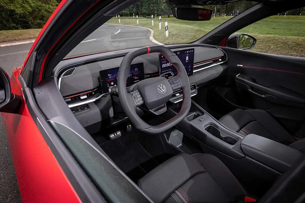 Volkswagen Polo GTI, fine di un'era: la sportiva a benzina lascia il volante all'erede elettrica (19)