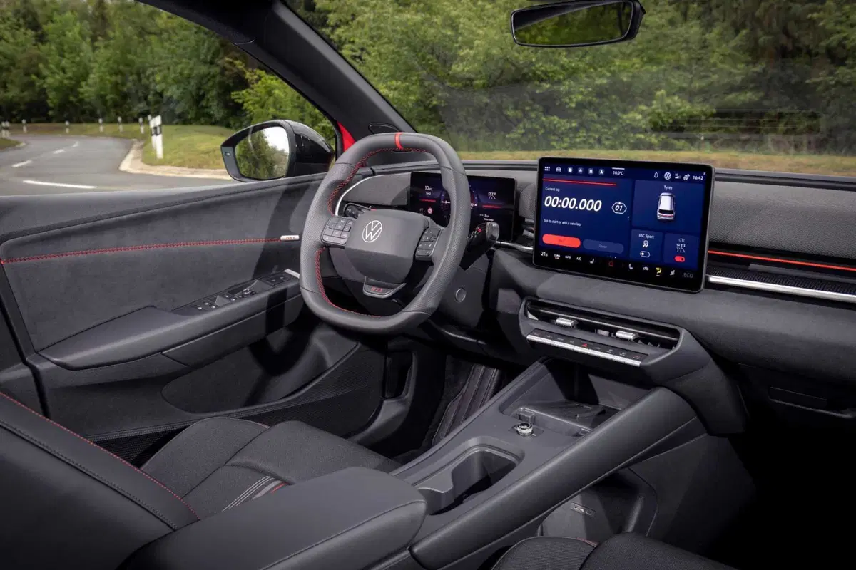 Volkswagen Polo GTI, fine di un'era: la sportiva a benzina lascia il volante all'erede elettrica (20)