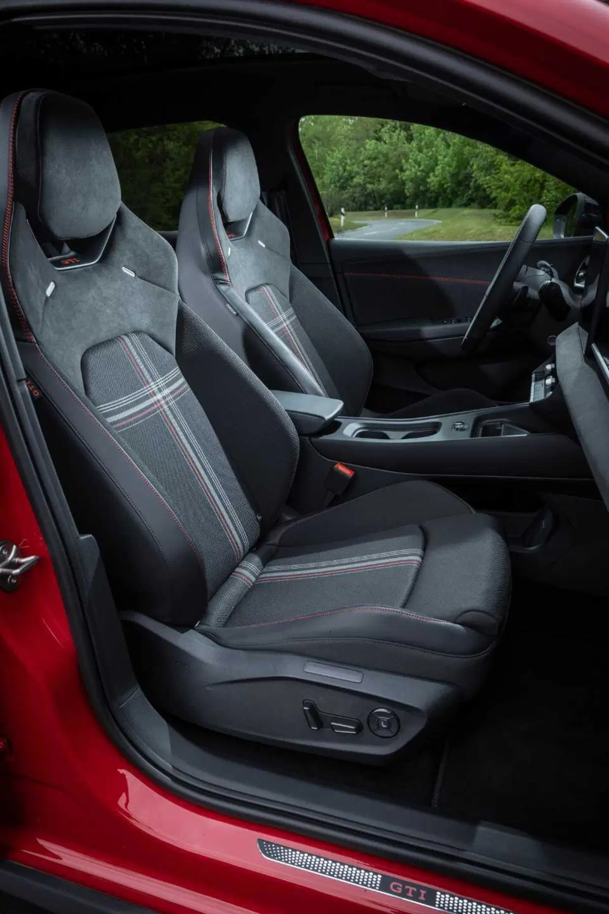 Volkswagen Polo GTI, fine di un'era: la sportiva a benzina lascia il volante all'erede elettrica (25)