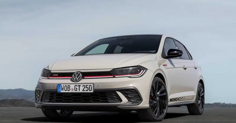Volkswagen Polo GTI, fine di un'era: la sportiva a benzina lascia il volante all'erede elettrica
