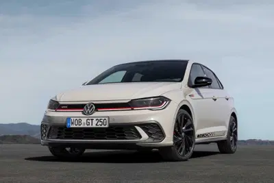 Volkswagen Polo GTI, fine di un'era: la sportiva a benzina lascia il volante all'erede elettrica