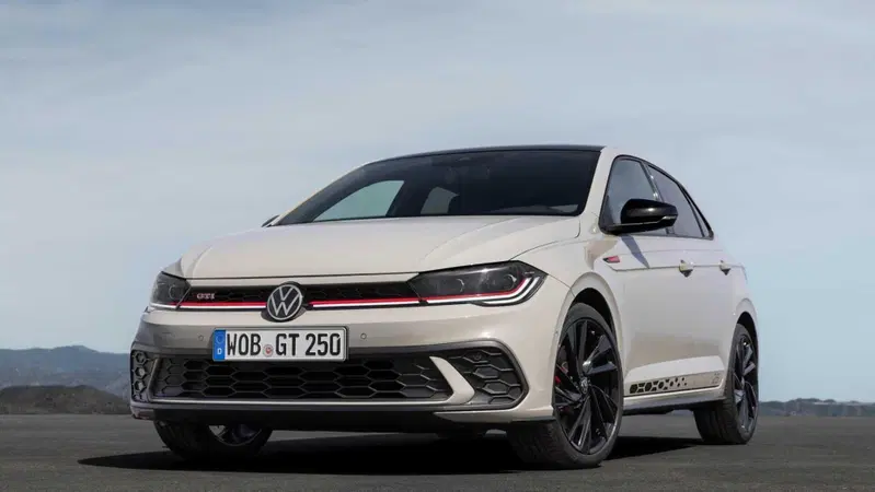 Volkswagen Polo GTI, fine di un'era: la sportiva a benzina lascia il volante all'erede elettrica