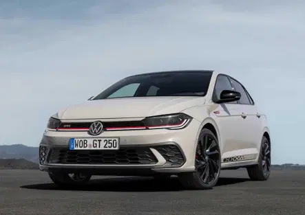 Volkswagen Polo GTI, fine di un'era: la sportiva a benzina lascia il volante all'erede elettrica