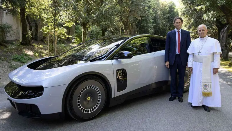 Ferrari Luce: Elkann e Vigna presentano l'elettrica a Papa Leone XIV [VIDEO]