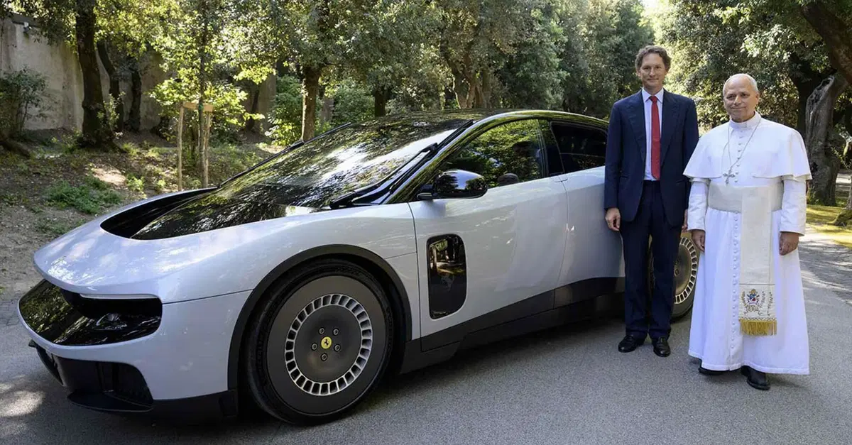 Ferrari Luce: Elkann e Vigna presentano l'elettrica a Papa Leone XIV [VIDEO]