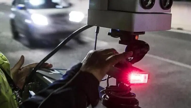 Treviglio sperimenta il super autovelox con intelligenza artificiale: multe anche per smartphone e cinture non allacciate