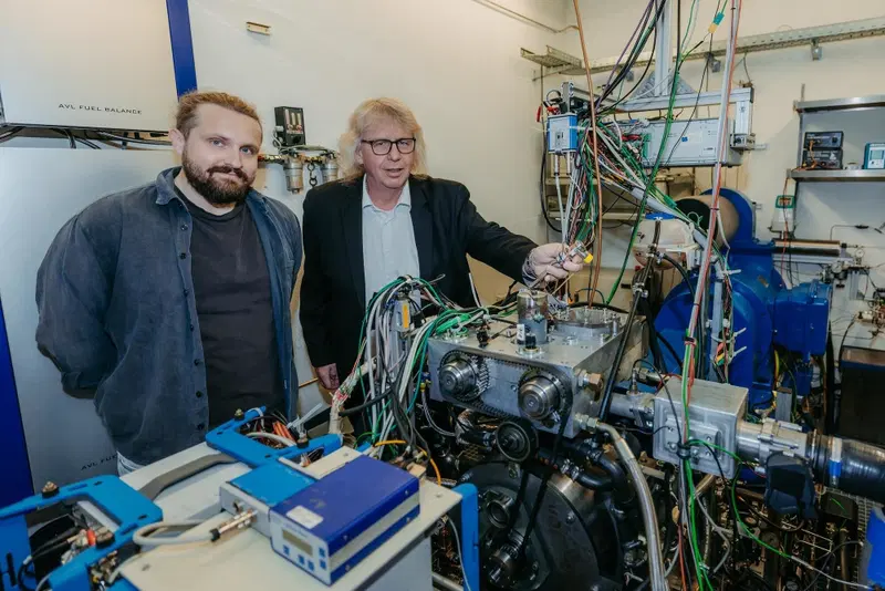 Professore Rottengruber con il motore sperimentale