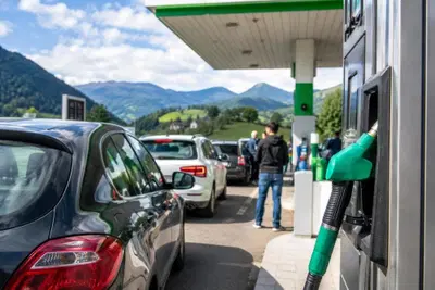 Errore alla pompa, diesel a prezzo stracciato: assalto al distributore