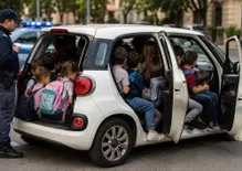 Fermata una Fiat 500L con 14 bambini stipati dentro: il video fa discutere