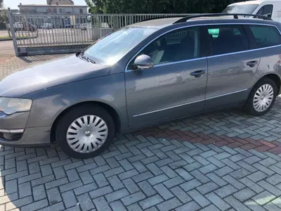 Volkswagen Passat Variant 2.0 TDI 170CV DPF Highline del 2007 usata a Piacenza