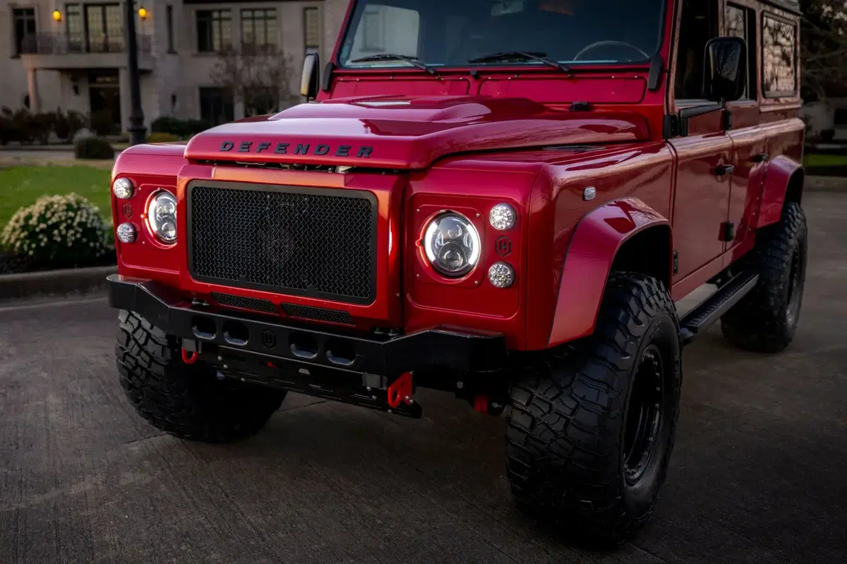 Hanno trasformato un Land Rover Defender in un fuoristrada che costa come una supercar