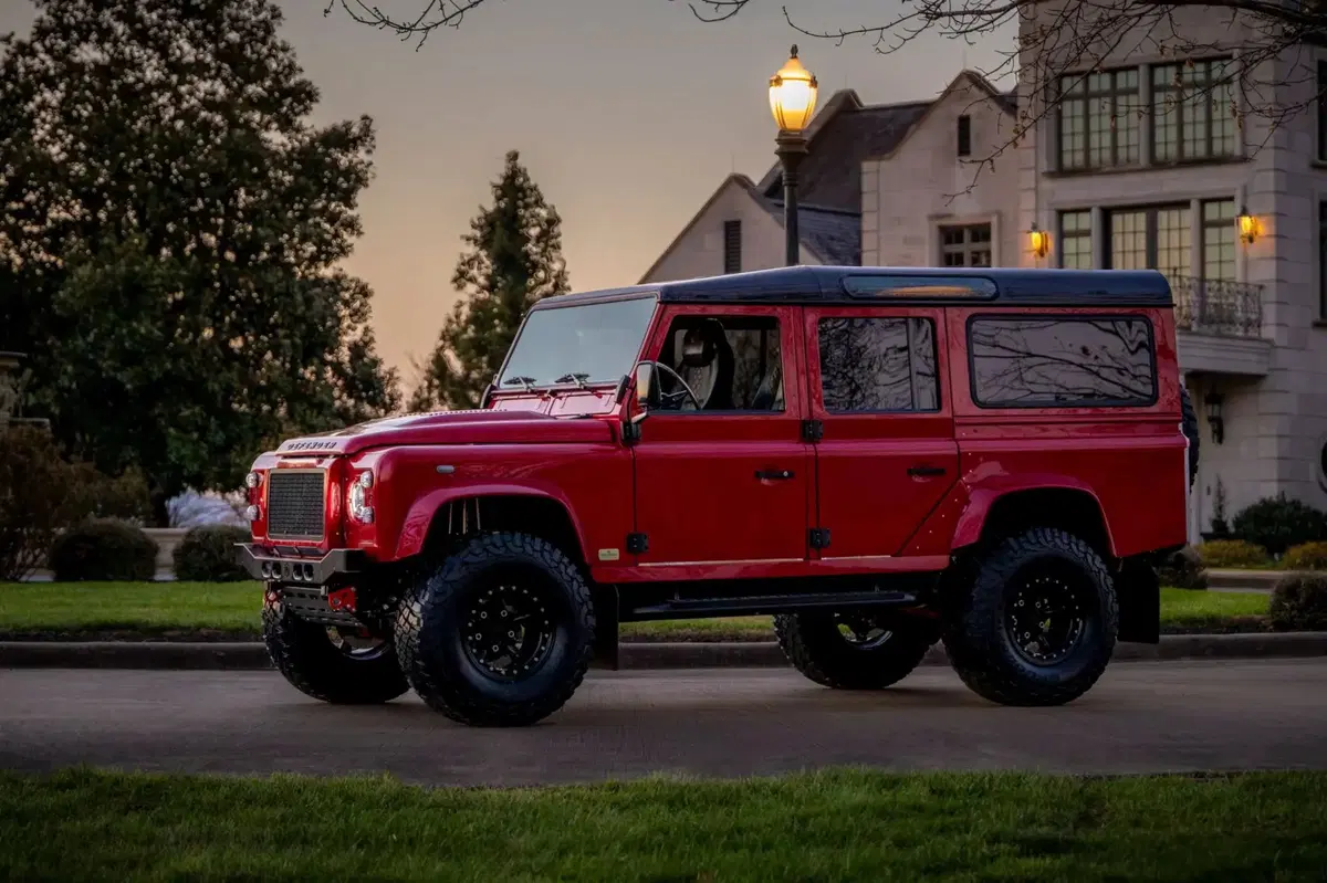Hanno trasformato un Land Rover Defender in un fuoristrada che costa come una supercar (4)