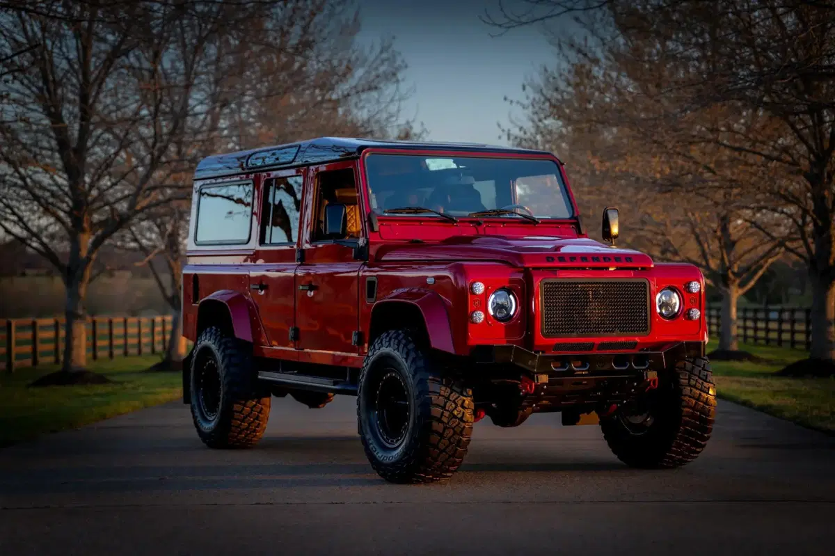 Hanno trasformato un Land Rover Defender in un fuoristrada che costa come una supercar (8)
