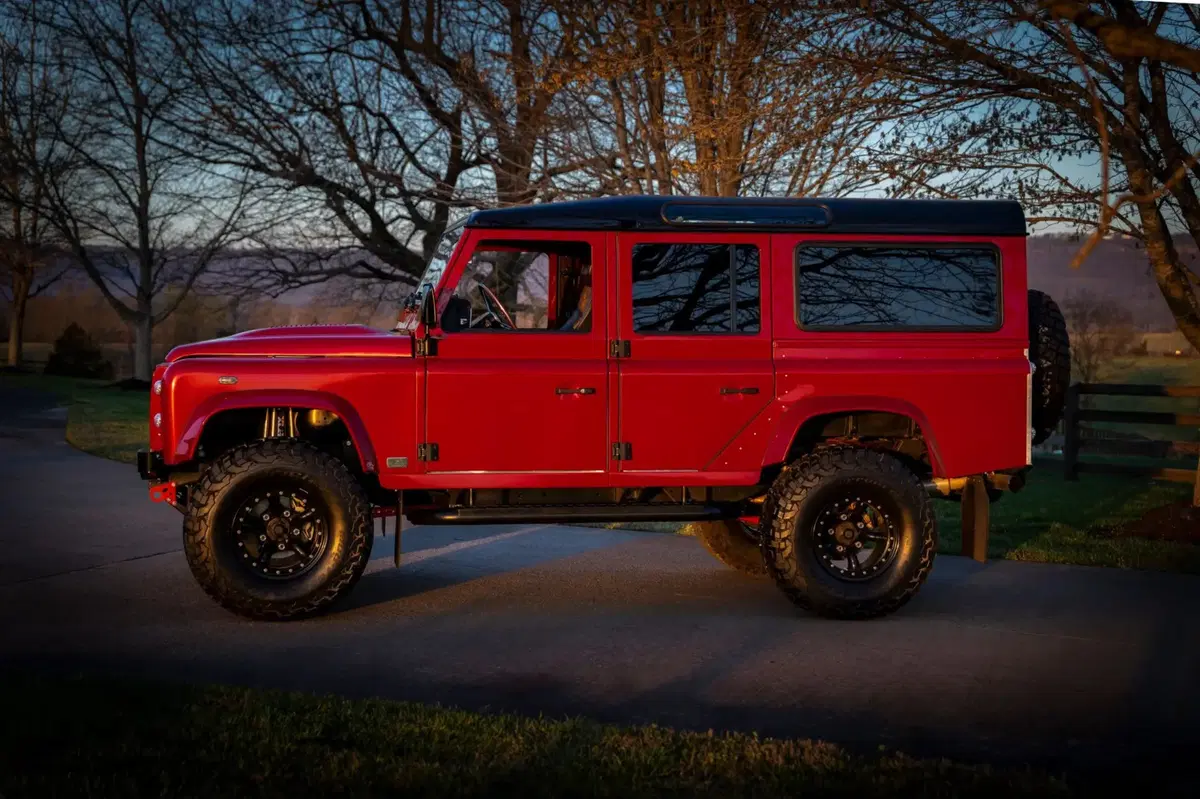Hanno trasformato un Land Rover Defender in un fuoristrada che costa come una supercar (9)