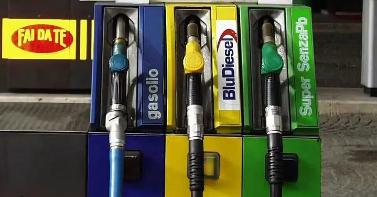 Benzina e diesel, nuovi ribassi: crollano le quotazioni e scendono i prezzi alla pompa