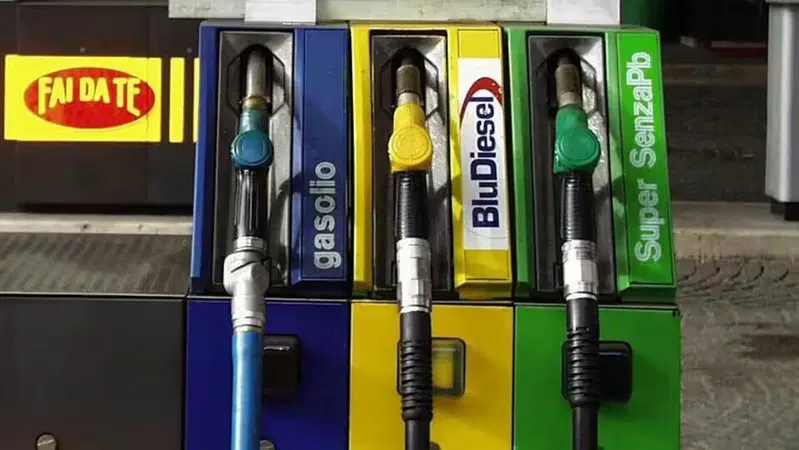 Benzina e diesel, nuovi ribassi: crollano le quotazioni e scendono i prezzi alla pompa