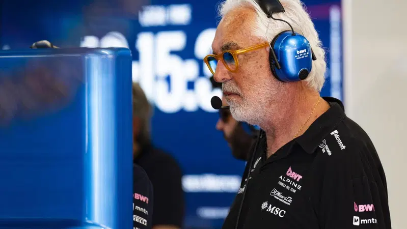 F1. "Non sappiamo cosa far&agrave; Mercedes con Verstappen": Briatore rivela il segreto del mercato piloti Alpine F1 2027