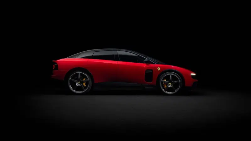 Ferrari Luce di profilo